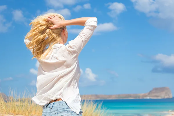 Gratis gelukkig vrouw genietend van zon op vakantie. — Stockfoto