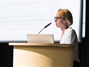 Kadın konuşmacı şirket iş konferansı hakkında bir konuşma yapıyor. İş ve Girişimcilik etkinliği