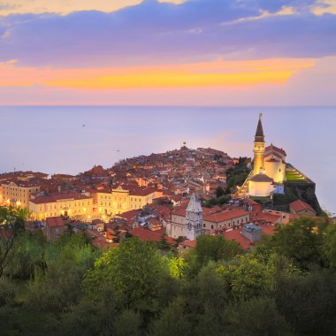 Pitoresk kent Piran günbatımı, Slovenya.