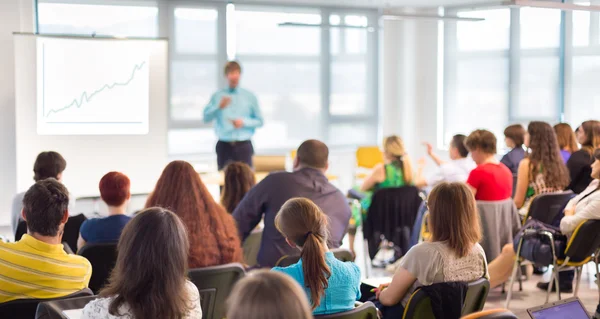 Talare håller föredrag på affärsmötet. — Stockfoto