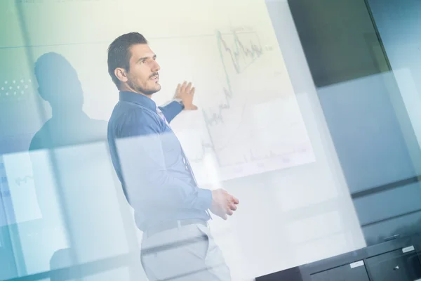 Geschäftspräsentation auf Unternehmenstreffen. — Stockfoto