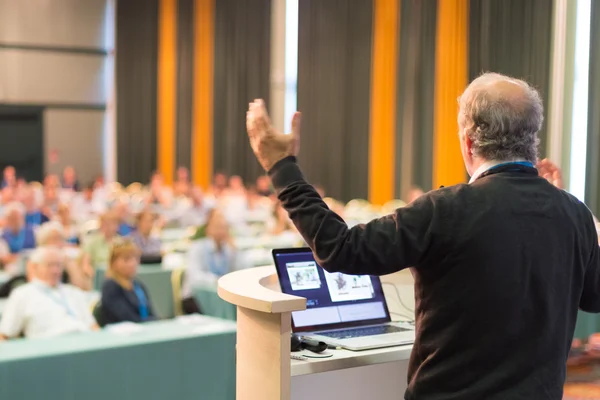 Prelegent na konferencji biznesowej i prezentacji. — Zdjęcie stockowe