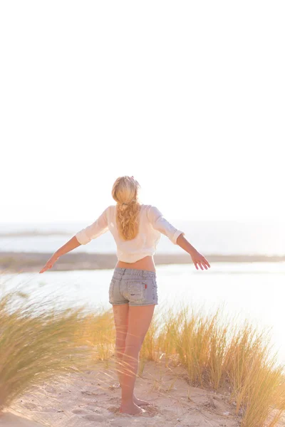 Libera donna felice godendo sole in vacanza . — Foto Stock