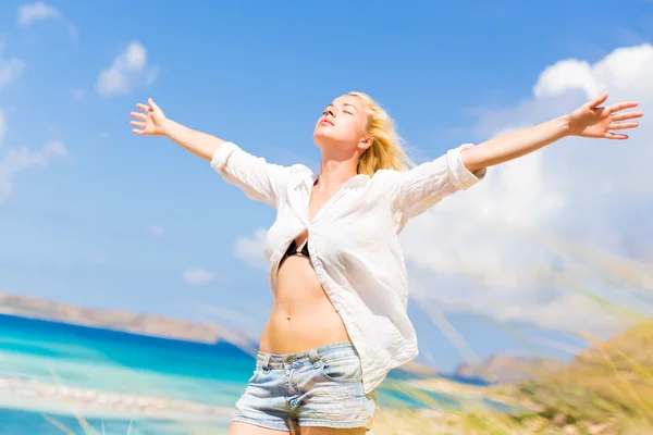 Gratis gelukkig vrouw genietend van zon op vakantie. — Stockfoto