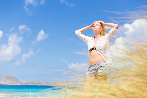 Mujer feliz libre disfrutando del sol en vacaciones . —  Fotos de Stock