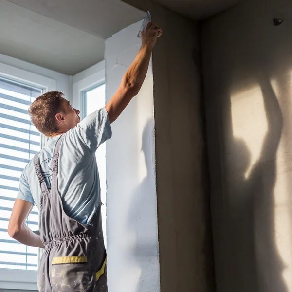 Yesero renovando paredes y techos interiores . — Foto de Stock