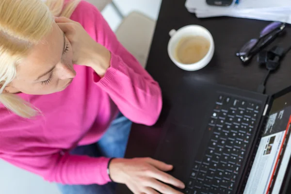 Affärskvinna som arbetar hemifrån. — Stockfoto