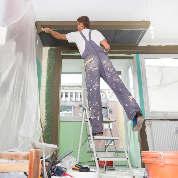 Yesero renovando paredes y techos interiores . — Foto de Stock