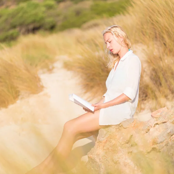 Femme aime lire sur la belle plage de sable fin . — Photo