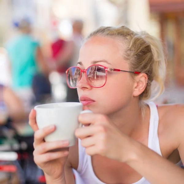 Frau trinkt Kaffee im Freien auf Straße. — Stockfoto