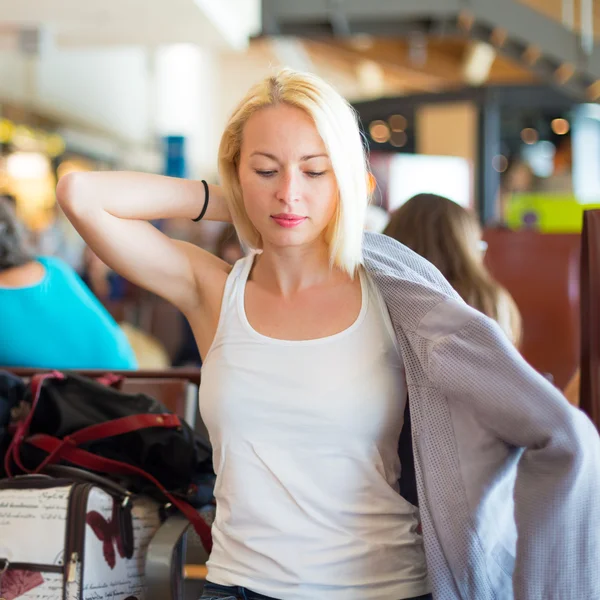 Vrouwelijke reiziger zetten haar jas. — Stockfoto