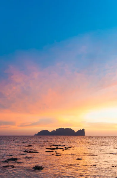 Phi-phi lee Insel im farbenfrohen romantischen Sonnenuntergang. — Stockfoto