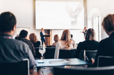 İş toplantısı ve sunumunda röportaj ve yuvarlak masa tartışması. Konferans salonundaki izleyiciler. İş ve Girişimcilik Sempozyumu.