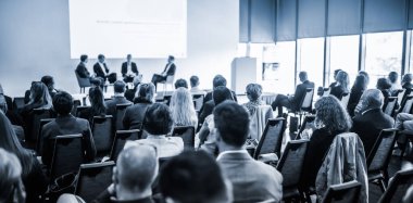 İş toplantısı ve sunumunda röportaj ve yuvarlak masa tartışması. Konferans salonundaki izleyiciler. İş ve Girişimcilik Sempozyumu.