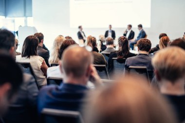 İş toplantısı ve sunumunda röportaj ve yuvarlak masa tartışması. Konferans salonundaki izleyiciler. İş ve Girişimcilik Sempozyumu.