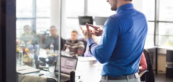 Geschäftspräsentation auf Unternehmenstreffen. — Stockfoto