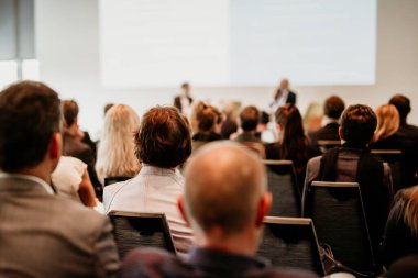 İş toplantısı ve sunumunda röportaj ve yuvarlak masa tartışması. Konferans salonundaki izleyiciler. İş ve Girişimcilik Sempozyumu.