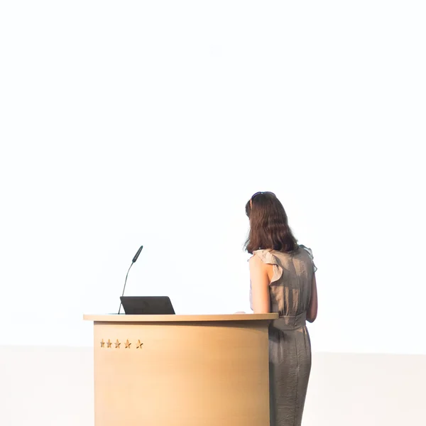 Mujer de negocios haciendo presentación de negocios . — Foto de Stock