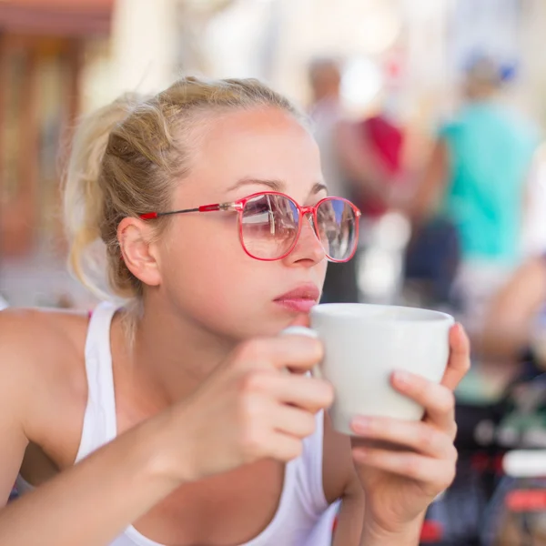 Frau trinkt Kaffee im Freien auf Straße. — Stockfoto