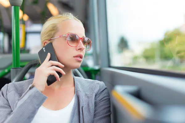 Mulher de negócios loira viajando de ônibus . — Fotografia de Stock