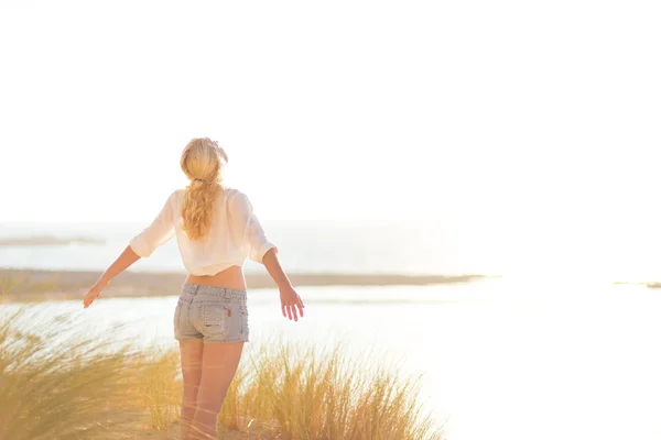 Kostenlose glückliche Frau genießt Sonne im Urlaub. — Stockfoto