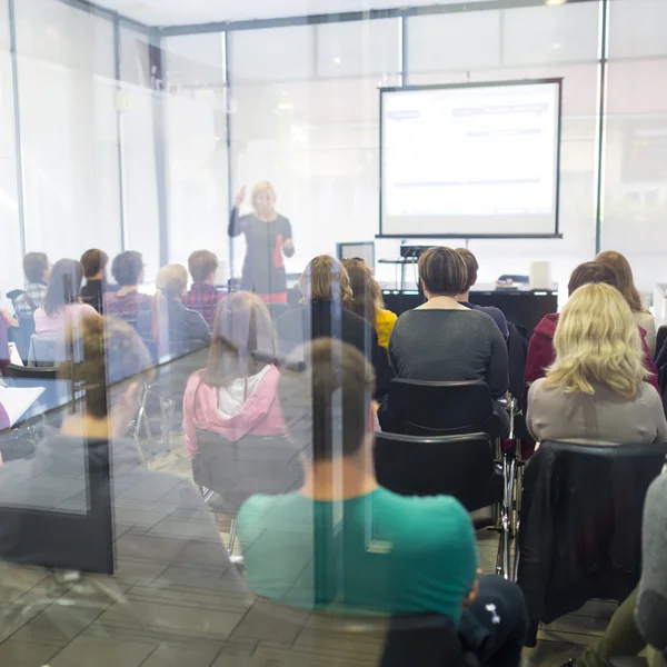 Publiek in de collegezaal. — Stockfoto