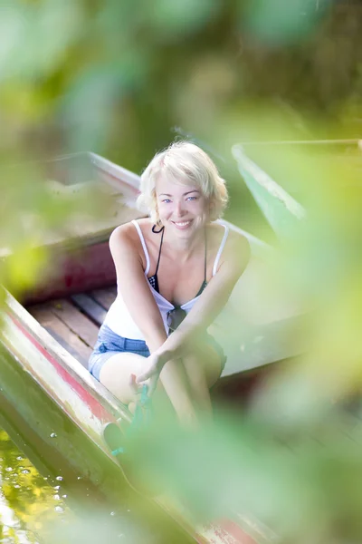 Mujer disfrutando del soleado día de verano, — Foto de Stock