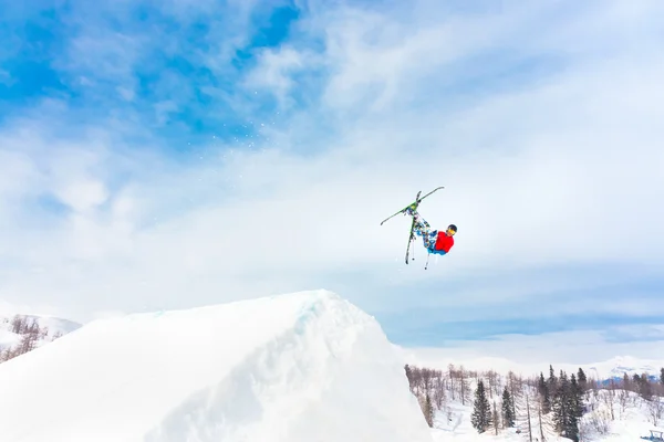 Vrije stijl skiër. — Stockfoto