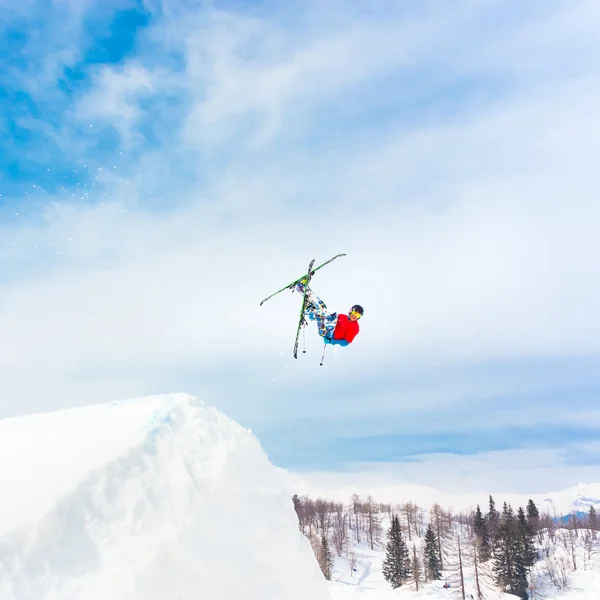 Vrije stijl skiër. — Stockfoto