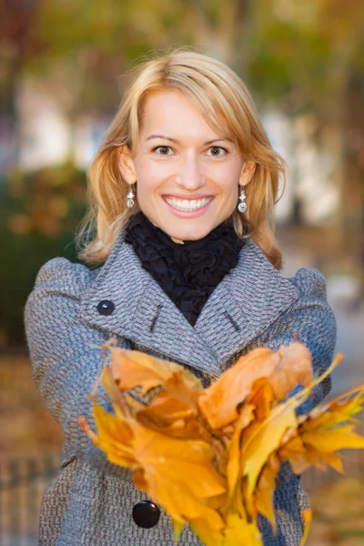 Signora con foglie autunnali . — Foto Stock