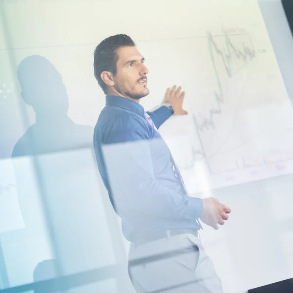 Geschäftspräsentation auf Unternehmenstreffen. — Stockfoto