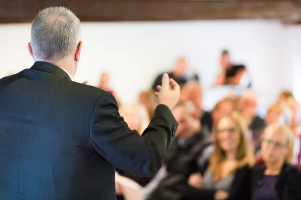 Prelegent na konferencji biznesowej i prezentacji. — Zdjęcie stockowe