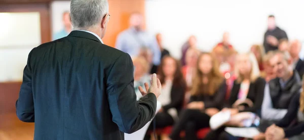 Talare vid företagskonferens och presentation. — Stockfoto