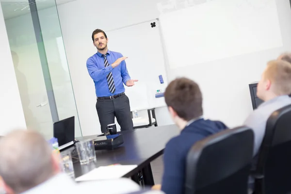 Uomo d'affari che fa una presentazione in ufficio sul colloquio di lavoro . — Foto Stock