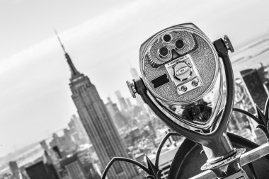 New York'un Manhattan siluetinin günbatımı içinde.