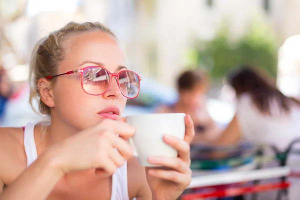 Mujer bebiendo café al aire libre en la calle . — Foto de Stock