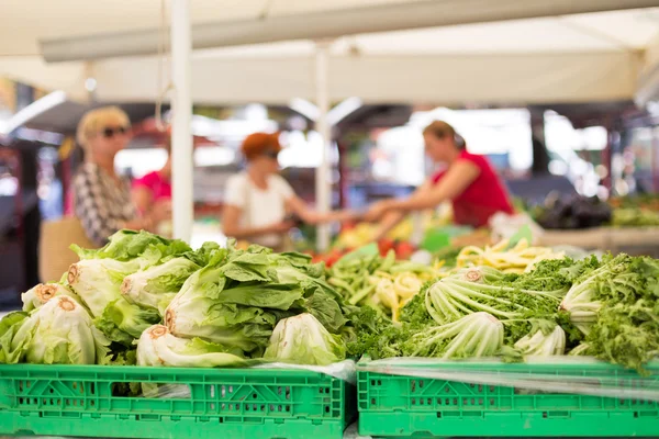 Mercado de alimentos para agricultores com variedade de vegetais orgânicos . — Fotografia de Stock