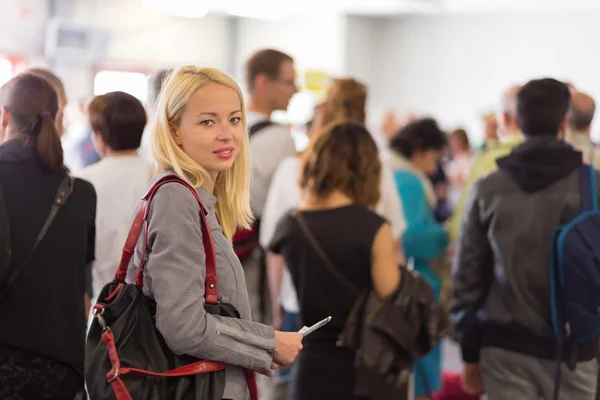 Jovem loira caucsian mulher esperando na fila . — Fotografia de Stock