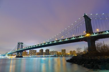 Manhattan Köprüsü alacakaranlıkta, New York City.
