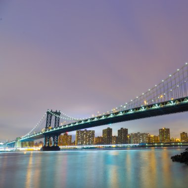 Manhattan Köprüsü alacakaranlıkta, New York City.