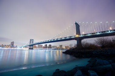 Manhattan Köprüsü alacakaranlıkta, New York City.