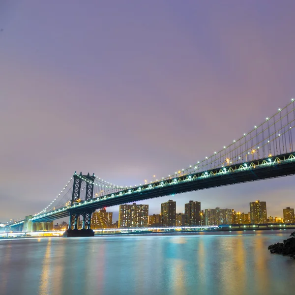 Manhattan Bridge i skymningen, New York City. — Stockfoto