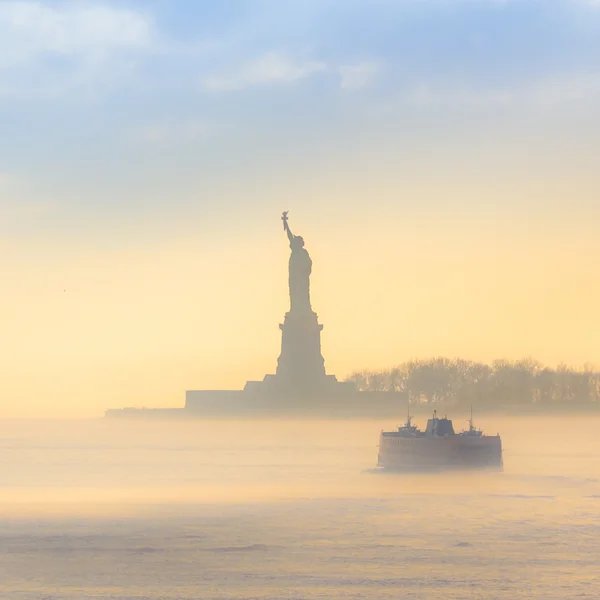 Cruceros en ferry por Staten Island pasando por la Estatua de la Libertad . — Foto de Stock