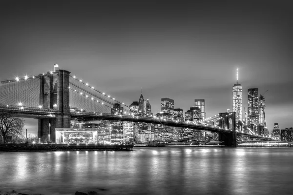 Brooklyn Bridge bij schemering, New York City. — Stockfoto