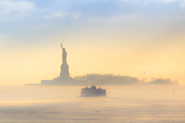 Cruceros en ferry a Staten Island pasan por Estatua de la Libertad . — Foto de Stock