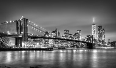 Brooklyn Köprüsü alacakaranlıkta, New York City.