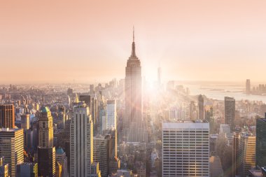 New York'un Manhattan siluetinin günbatımı içinde.