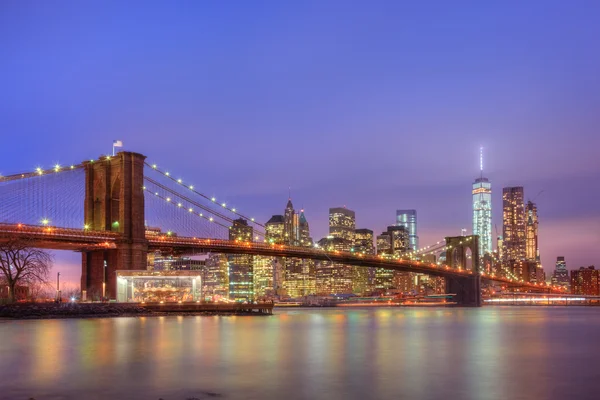 Brooklyn bridge at dusk, New York City. — Stock Photo, Image