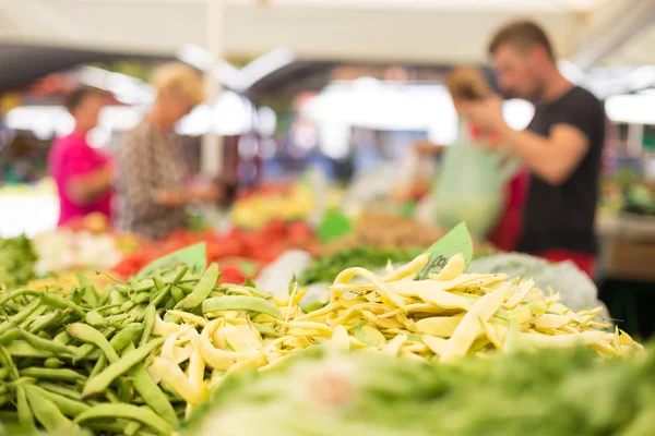 Farmers food market stall with variety of organic vegetable. — Stock Photo, Image