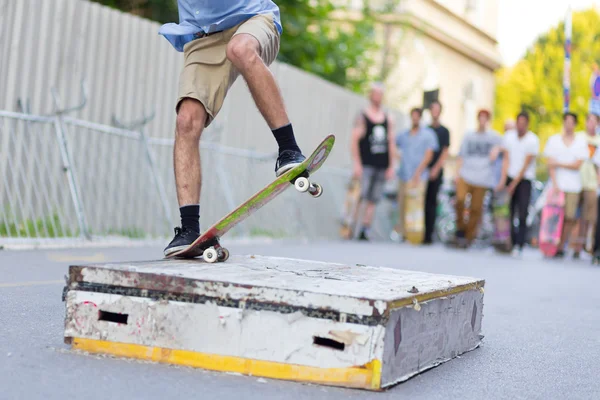 Chicos patinando en la calle. Vida urbana . — Foto de Stock